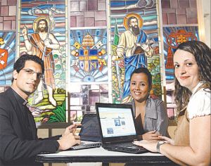 Padre Jefferson com equipe do on-line: “tecnologias aproximam Igreja e comunidade”